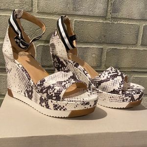 🔥Jane and The Shoe Snake Print Wedge